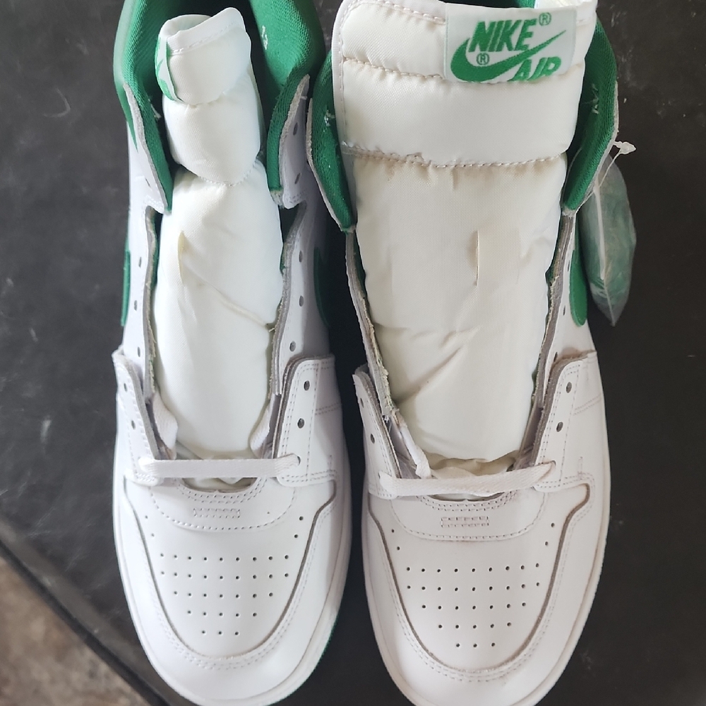 Nike White and Green Low-Top Athletic Sneakers